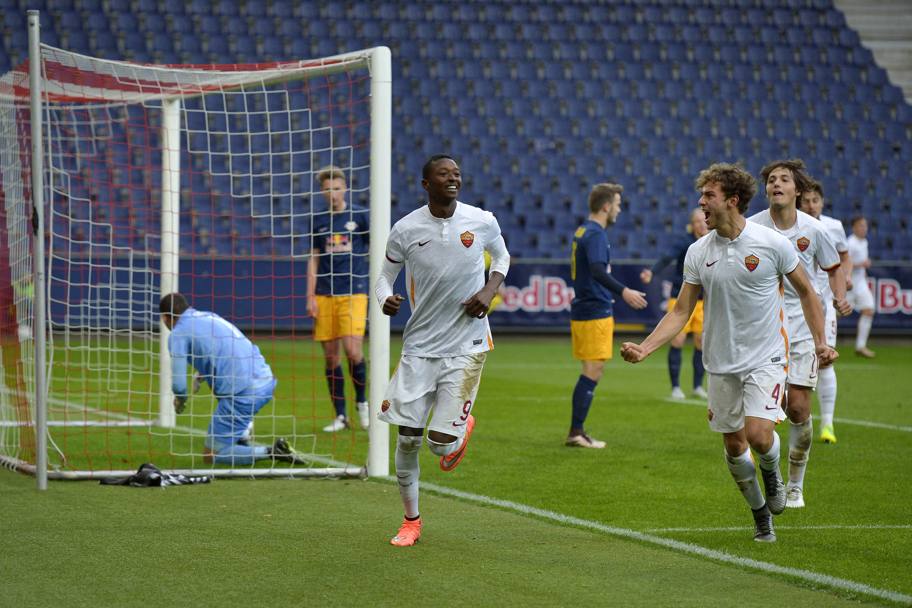 Sadiq e De Santis esultano dopo il secondo gol della Roma Primavera al Salisburgo, nel premilinare di Youth League. Getty Images